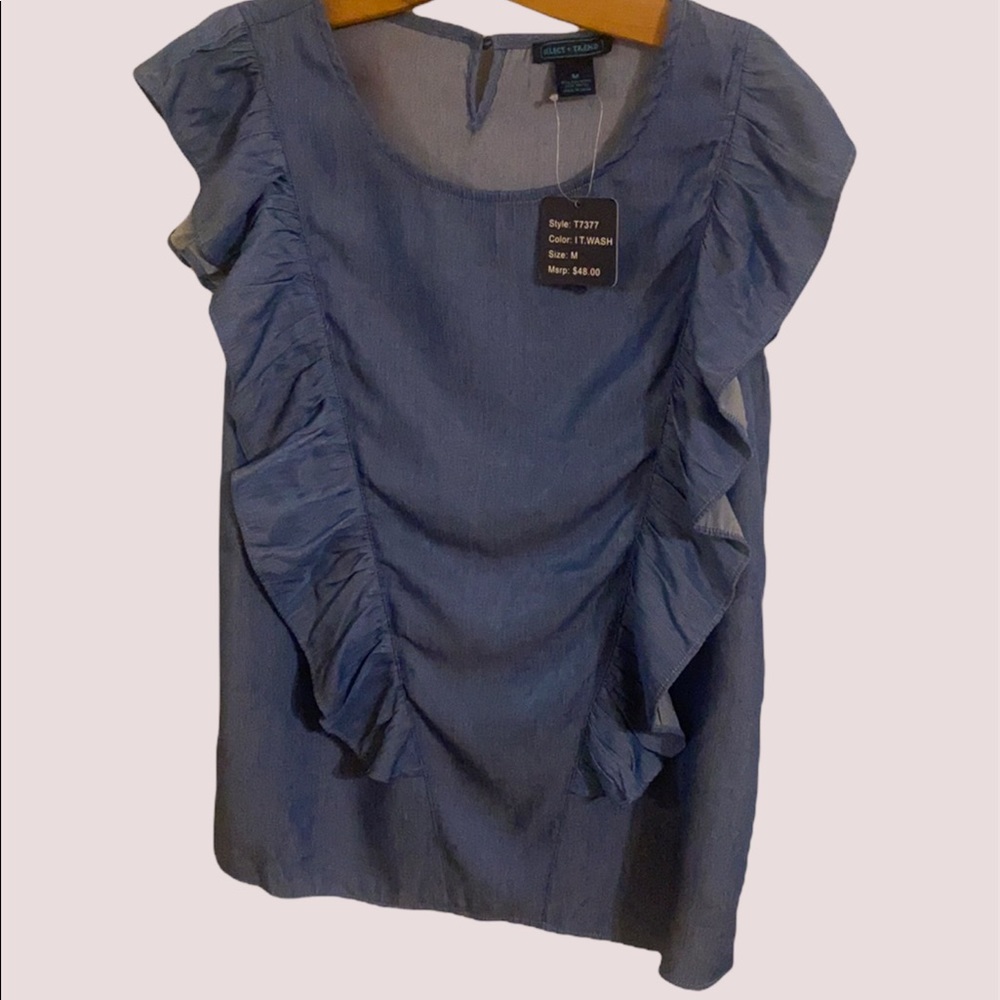 Crew neck ruffled top.